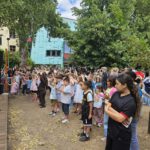Menschengruppe die Bewegungen zum Schullied der Hunsrück-Schule machen