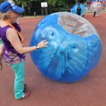 Kind in einerm Bubble-Soccer Ball